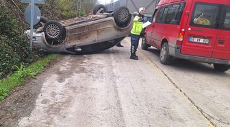 Samsun'da devrilen otomobildeki 2 kişi yaralandı