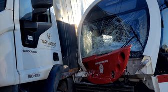 Samsun'da kamyonla tramvayın çarpıştığı kazada 3 kişi yaralandı