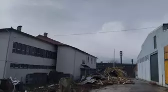 Samsun'da kuvvetli rüzgar çatıları uçurdu