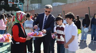Samsun'da öğrenciler önce bayramlaştı sonra mendil içinde bayram harçlığı aldı