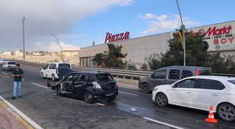 Şanlıurfa'da bariyerlere çarpan otomobildeki 3 kişi yaralandı
