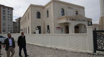 Şanlıurfa'da caminin tavan alçısı cemaatin üstüne düştü
