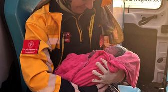 Şanlıurfa'da hastane yolundaki hamile kadın ambulansta doğum yaptı