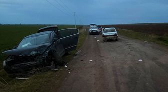 Şanlıurfa'da iki otomobilin çarpışması sonucu 3 kişi yaralandı