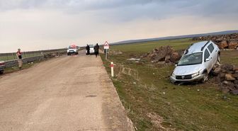 Şanlıurfa'da şarampole devrilen otomobildeki 2 kişi yaralandı