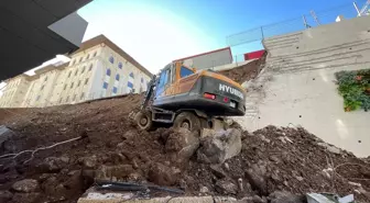 Şanlıurfa'da sitenin istinat duvarının çökmesi sonucu 4 dairede hasar oluştu