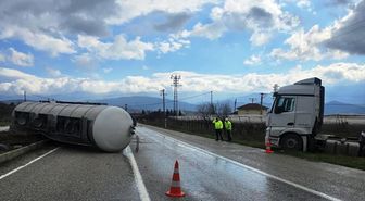 Sarıgöl'de devrilen tırın sürücüsü yaralandı