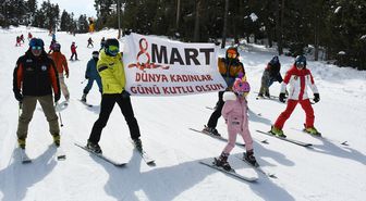 Sarıkamış Kayak Merkezi'ndeki kayak eğitmenleri, kadın kayakseverlere karanfil verdi