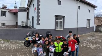Şehir şehir gezen motokurye bayramda çocuklara oyuncak dağıttı