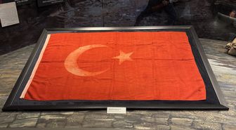 Şehit Kamil'in tabutuna örtülen Türk bayrağı müzede sergileniyor