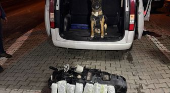 Siirt'te aracın yakıt deposuna gizlenmiş 9 kilo 700 gram esrar ele geçirildi