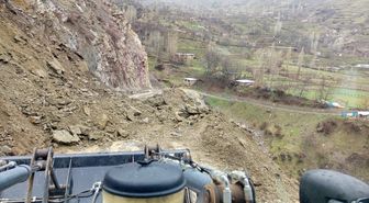 Siirt'te karda mahsur kalan 15 araç kurtarıldı