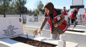 Siirt'te şehitliklerde bakım, onarım ve temizlik çalışması başlatıldı