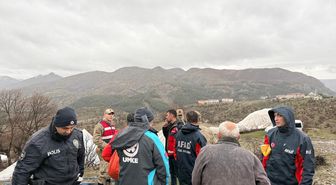 Siirt'te şiddetli yağış ve fırtınada barınakları yıkılan 20 kişilik aile tahliye edildi