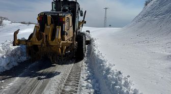 Siirt'te yolu kardan kapanan köyde rahatsızlanan hamile kadın hastaneye ulaştırıldı