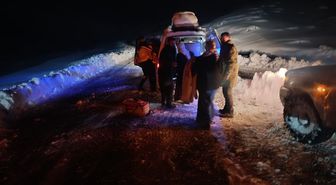 Siirt'te yolu kardan kapanan köylerdeki hastalar ekiplerce hastanelere ulaştırıldı