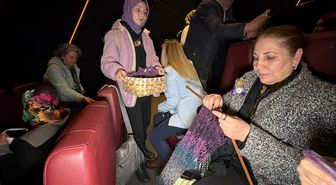 Sinemada buluşan kadınlar ihtiyaç sahibi çocuklar için örgü ördü
