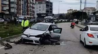 Sinop'ta iki otomobilin çarpıştığı kazada 3 kişi yaralandı