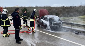 Sinop'ta seyir halindeyken yangın çıkan otomobildeki 2 kişi yaralandı