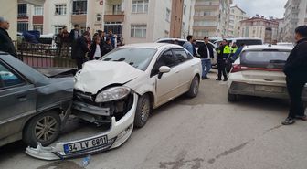 Sinop'ta üç aracın karıştığı kazada 2 kişi yaralandı