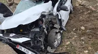 Şırnak'ta kamyona çarpan otomobildeki 2 kişi yaralandı