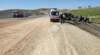 Şırnak'ta şarampole devrilen kamyonun sürücüsü yaralandı