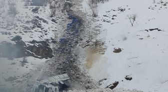 Şırnak'ta üzerine çığ düşen tırın sürücüsü ağır yaralandı