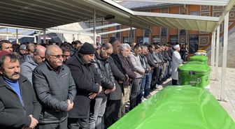 Sivas'ta 15 yaşındaki çocuğun öldürdüğü babası ve ağabeyinin cenazeleri defnedildi