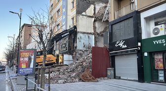 Sivas'ta bir binanın yıkımı sırasında zarar gören bitişiğindeki binada 21 daire tahliye edildi