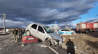 Sivas'ta iki otomobilin çarpıştığı kazada 3 kişi yaralandı