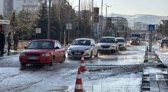 Sivas'ta patlayan ana su borusu trafiği aksattı