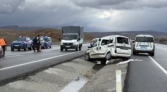 Sivas'ta tır ile hafif ticari aracın çarpıştığı kazada 1 kişi ağır yaralandı