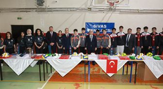 Sivas Valisi Şimşek, spor malzemesi dağıtımına katıldı