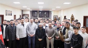 Son dönemde söylediği ilahilerle tanınan Celal Karatüre ve ekibi sahurda gençlerle buluştu