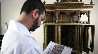 Sultan 2. Abdülhamid'in şehit yakınları ve gaziler yararına bağışladığı ahşap dolap restore edildi