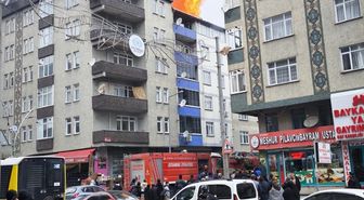 Sultangazi'de 5 katlı binanın çatı katında çıkan yangında 2 kişi dumandan etkilendi