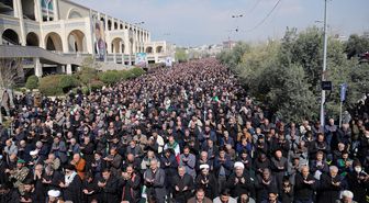 Tahran'da cuma namazının ardından toplanan kalabalık ABD ve İsrail'i protesto etti