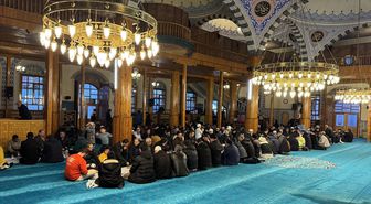 Tarihi camide yıllardır 'Ümmet İftarı' aynı sofrada buluşturuyor