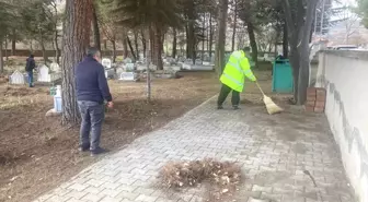 Taşova Belediyesinden mezarlık temizliği