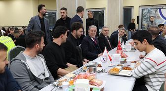 TBMM Milli Savunma Komisyonu Başkanı Akar öğrencilerle iftarda buluştu