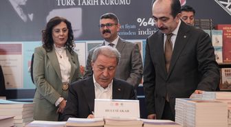 TBMM Milli Savunma Komisyonu Başkanı Akar, 'Külliye'de Ramazan' etkinliklerinde okurlarla buluştu