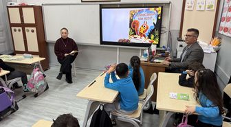 Tekirdağ'da her gün bir veli öğrencilere kitap okuyor