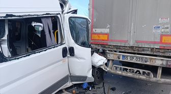 Tekirdağ'da işçi servisi ile tırın çarpıştığı kazada 3 kişi yaralandı