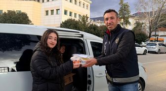 Tire'de lise öğrencilerinden emniyet personeline iftarlık