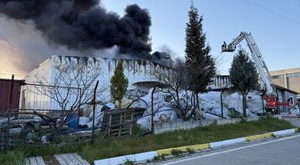 Tire'de organize sanayi bölgesindeki depoda çıkan yangın kontrol altına alındı