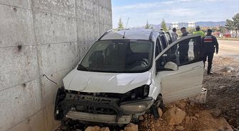 Tokat'ta beton duvara çarpan hafif ticari araçtaki 5 kişi yaralandı