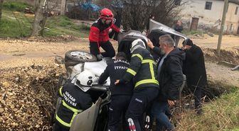 Tokat'ta kanala devrilen hafif ticari araçtaki 3 kişi yaralandı