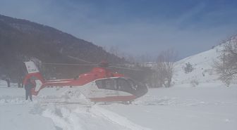 Tokat'ta kar nedeniyle yolu kapanan köydeki hasta ambulans helikopterle hastaneye kaldırıldı