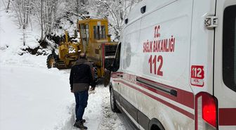Tokat'ta kara saplanan ambulansı İl Özel İdaresi ekipleri kurtardı