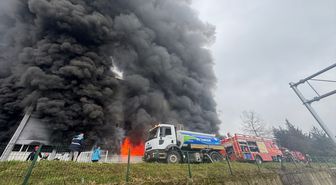 Trabzon'da fındık fabrikasının deposunda çıkan yangına müdahale ediliyor